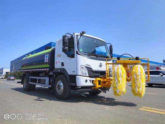 加裝前置高速護(hù)欄清洗機(jī)