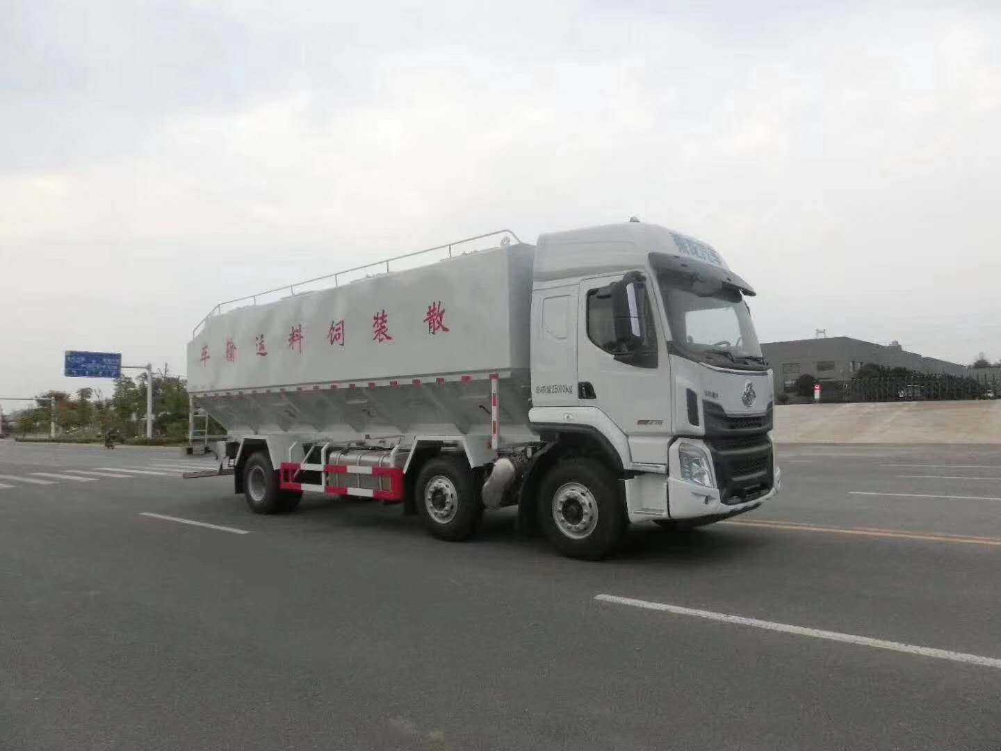 國(guó)六東風(fēng)柳汽小三軸散裝飼料運(yùn)輸車(chē)